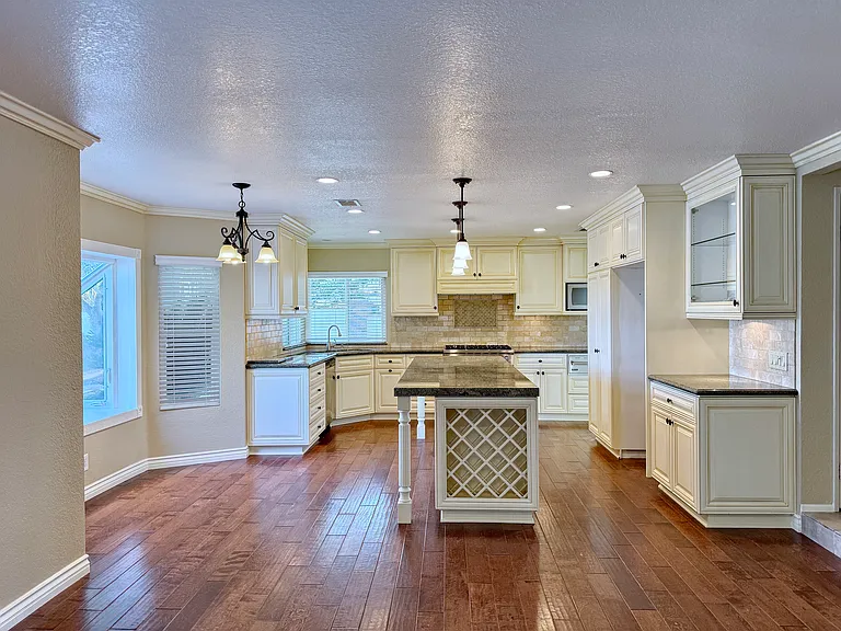 1652 Longview Dr — Photo 6