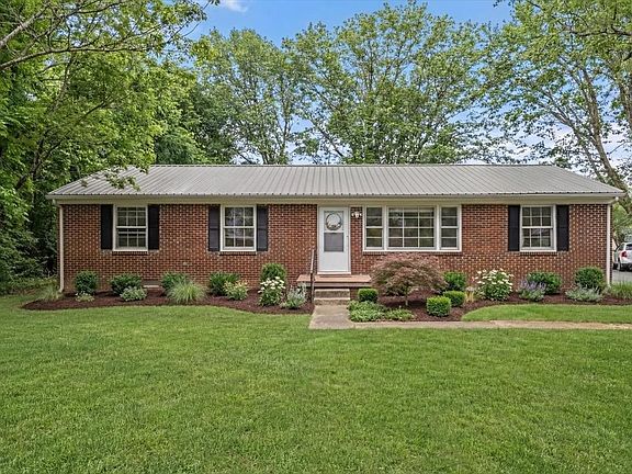 3rd image of 756 Ridgelawn Pl