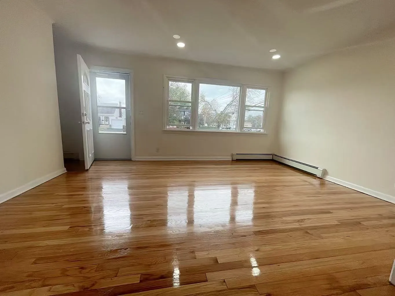4 bed, 2200 sqft, $4,500 — Photo 3