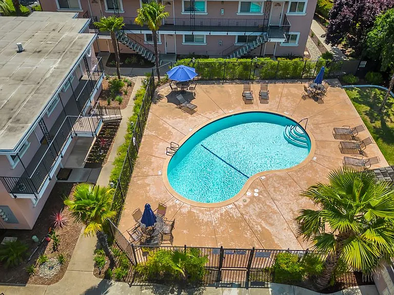 South Land Park Apartments — Photo 9