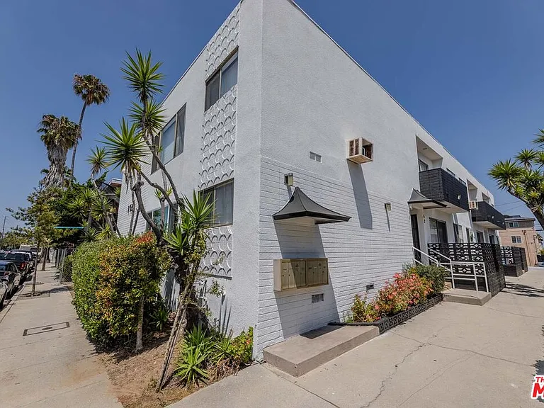 1930 S Robertson Blvd #7 — Photo 25