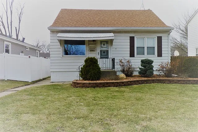 17918 Henry St photo 1