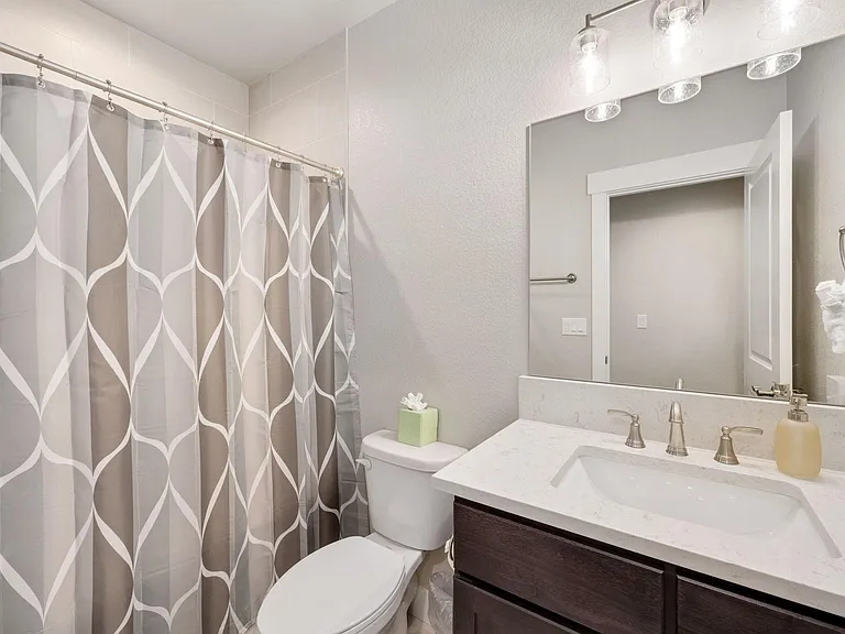 Lower level full bathroom with shower/tub combo