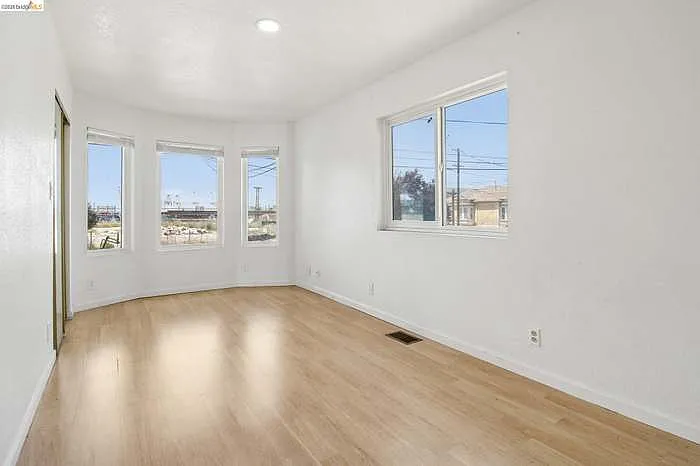 874 Pine St — Photo 12