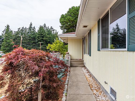 3rd image of 544 NE Ronhaar Street