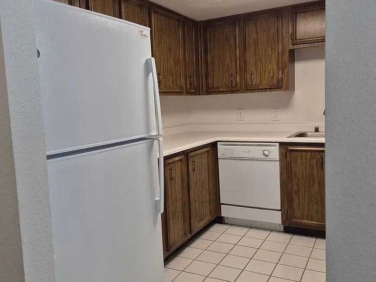 925 Country Club Dr SE #C — Photo 6