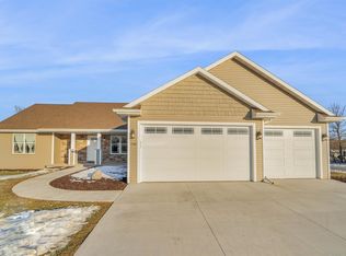 1556 Lone Oak Dr, Neenah, WI 54956