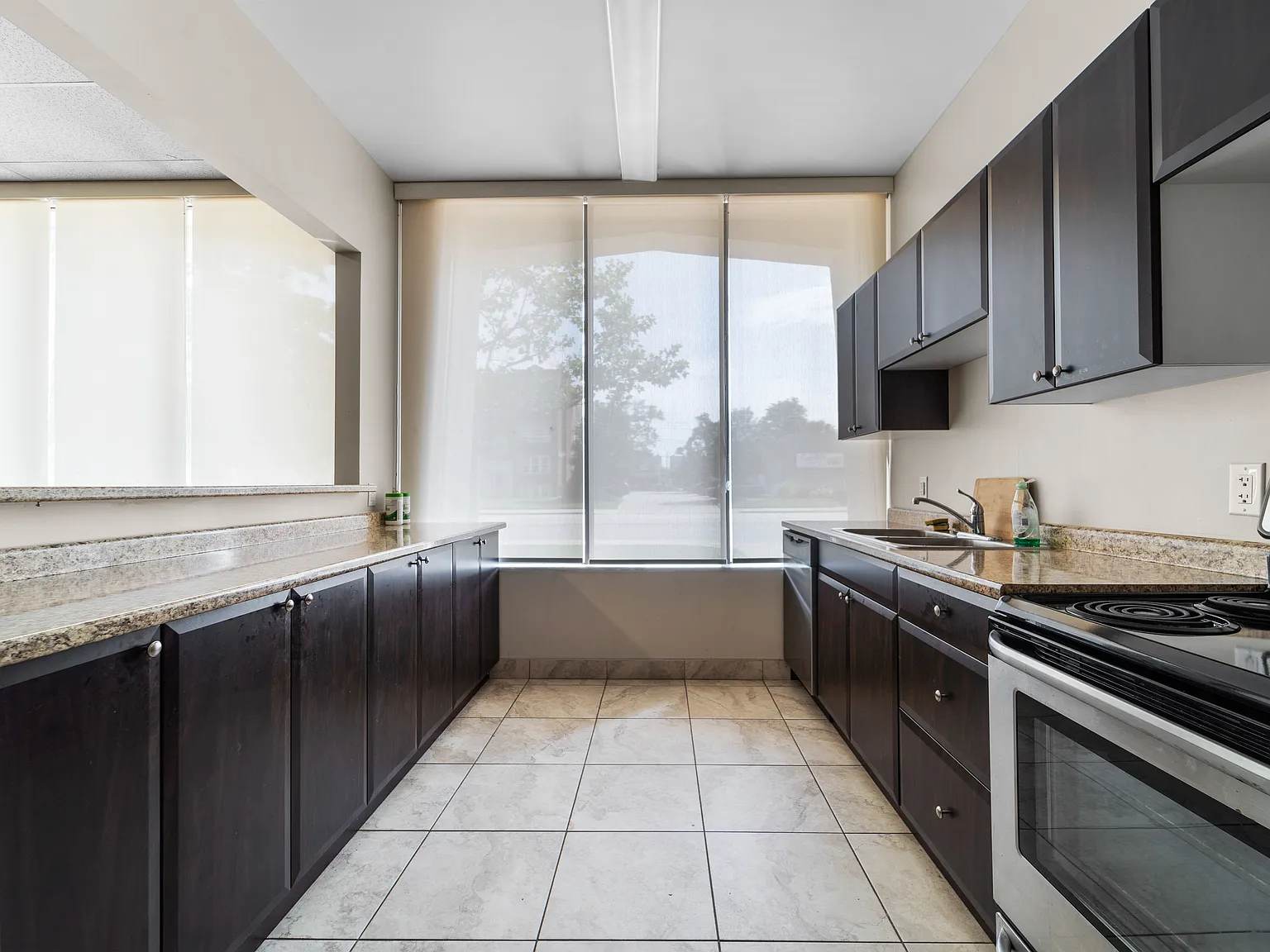 Regency Colonade Apartments — Photo 1