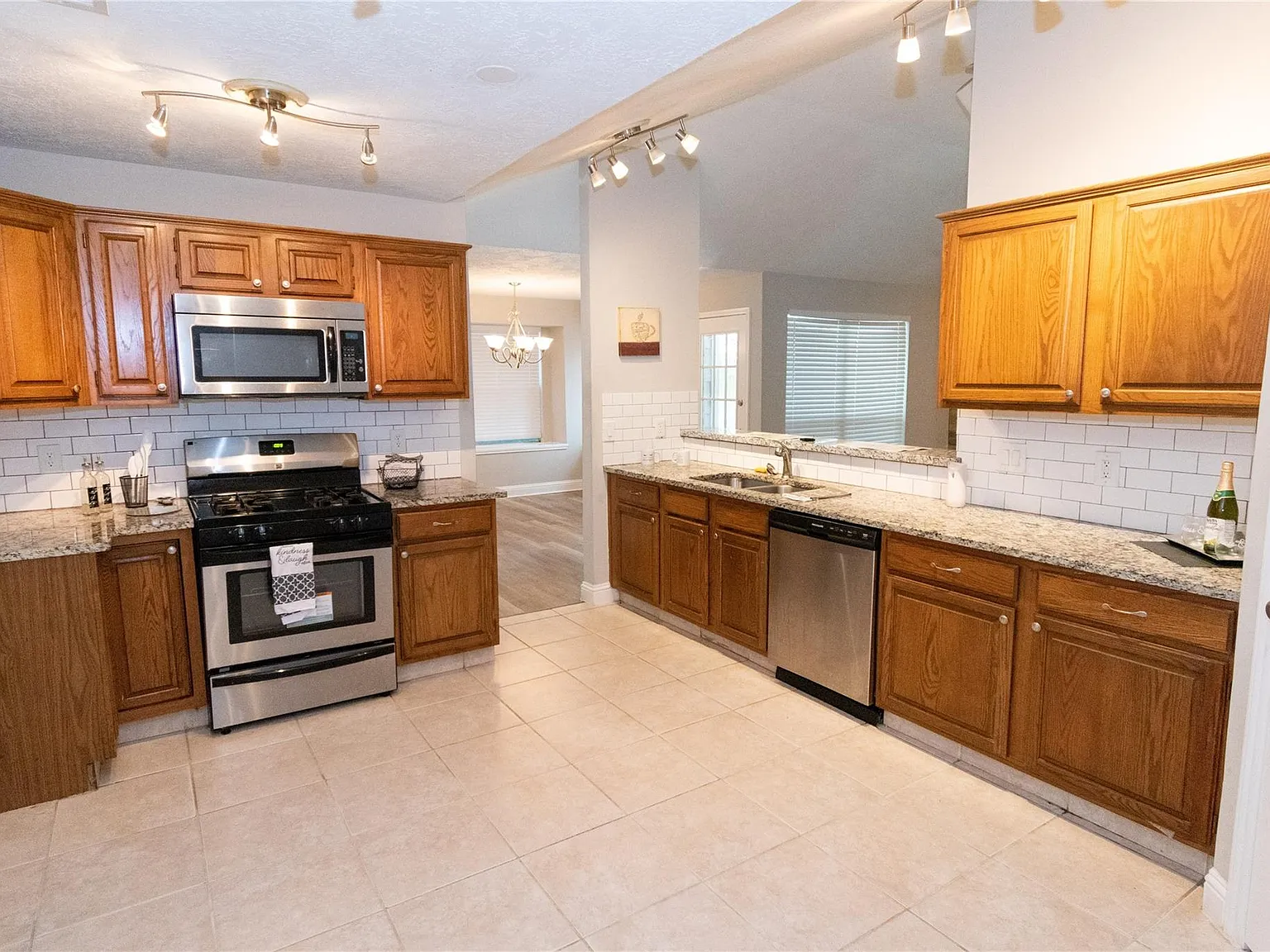 3 bed, 1542 sqft, $2,100 — Photo 2