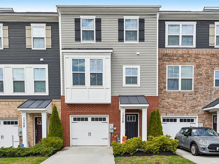 1306 Hawk Hollow Dr — Photo 1