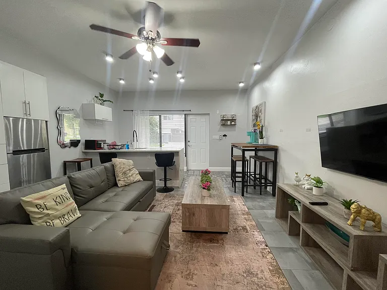 824 NE 4th St #4 — Photo 9