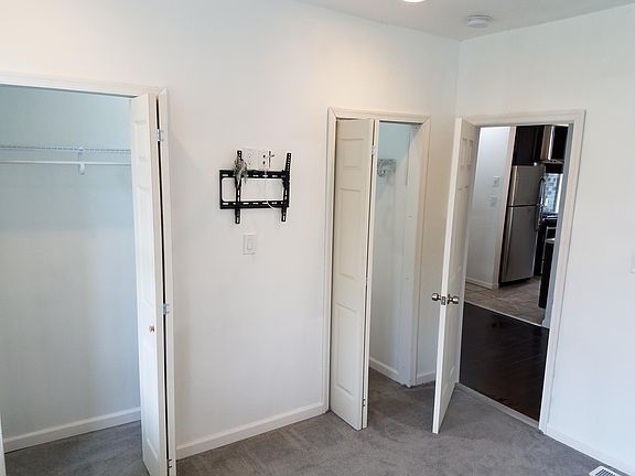 4th image of 2905 Violet Ave #1