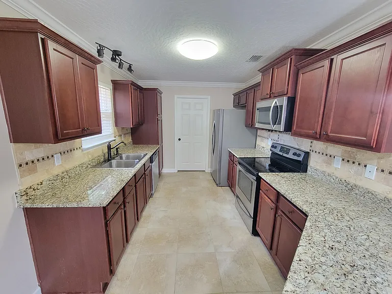 712 Hazel Dr — Photo 21