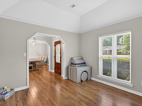 5th image of 105 Wellington Cir