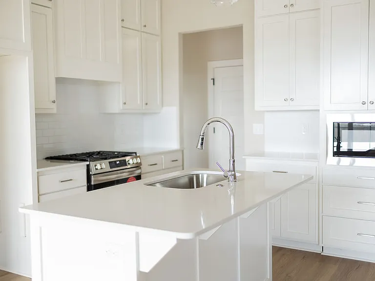 881 Pinnacle St — Photo 3
