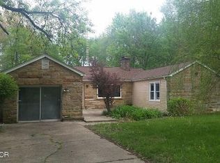 9304 Johnson St, Benton, IL 62812