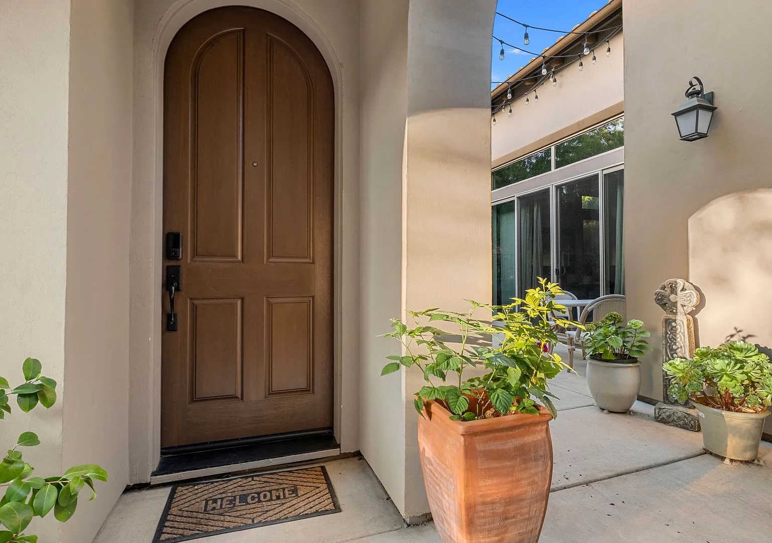 1 Bedroom Apartment Behind the Guarded Gates of Serrano — Photo 1