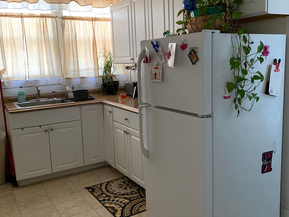 Large Sunny Eat in Kitchen.