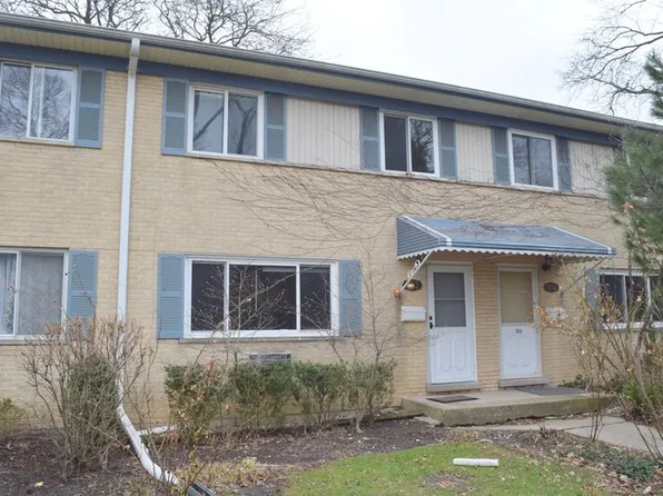 1652 Greenwood Rd, Glenview, IL 60026