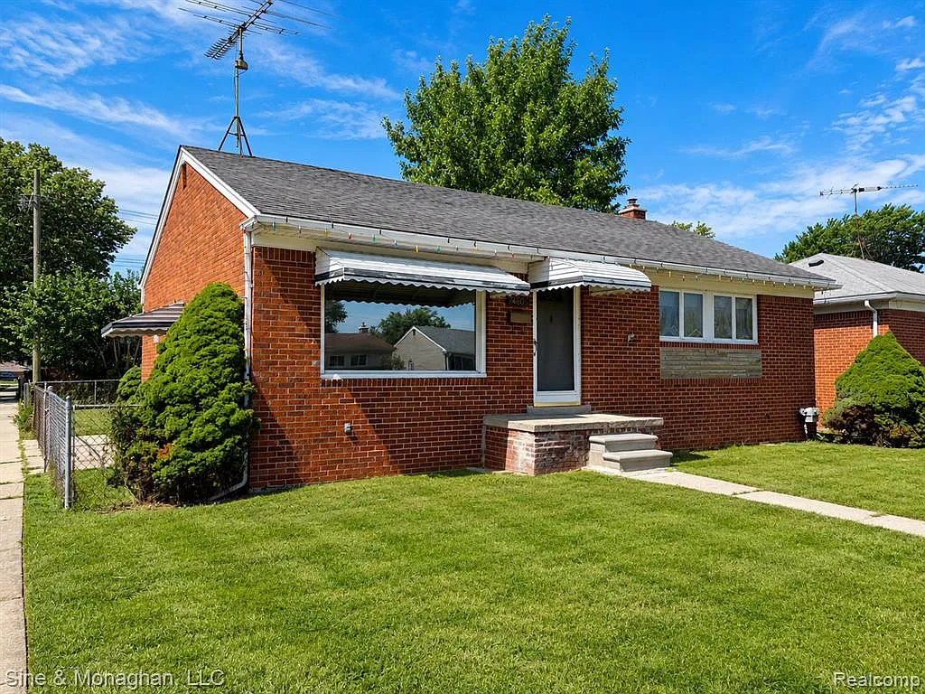 3 bed, 1.5 bath, 1352 sqft, $1,700 — Photo 2