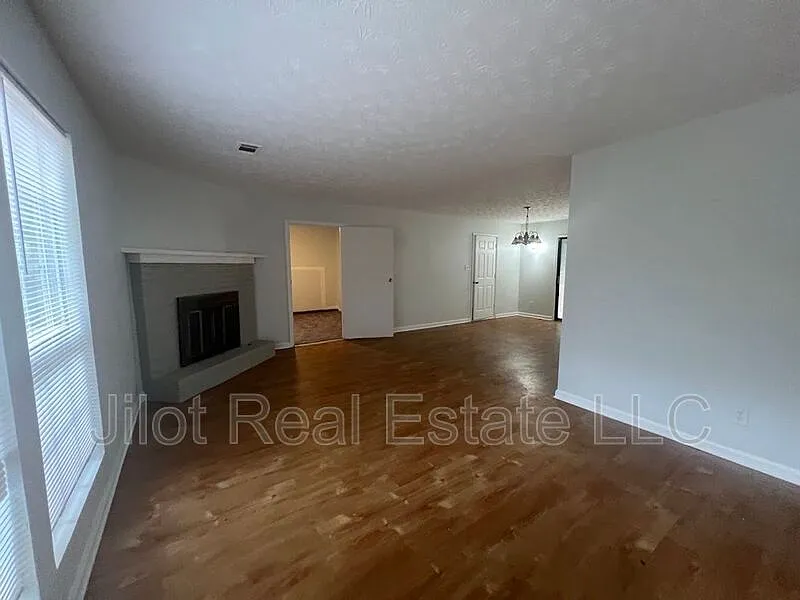 4 bed, 2.0 bath, 1400 sqft, $1,720 — Photo 4