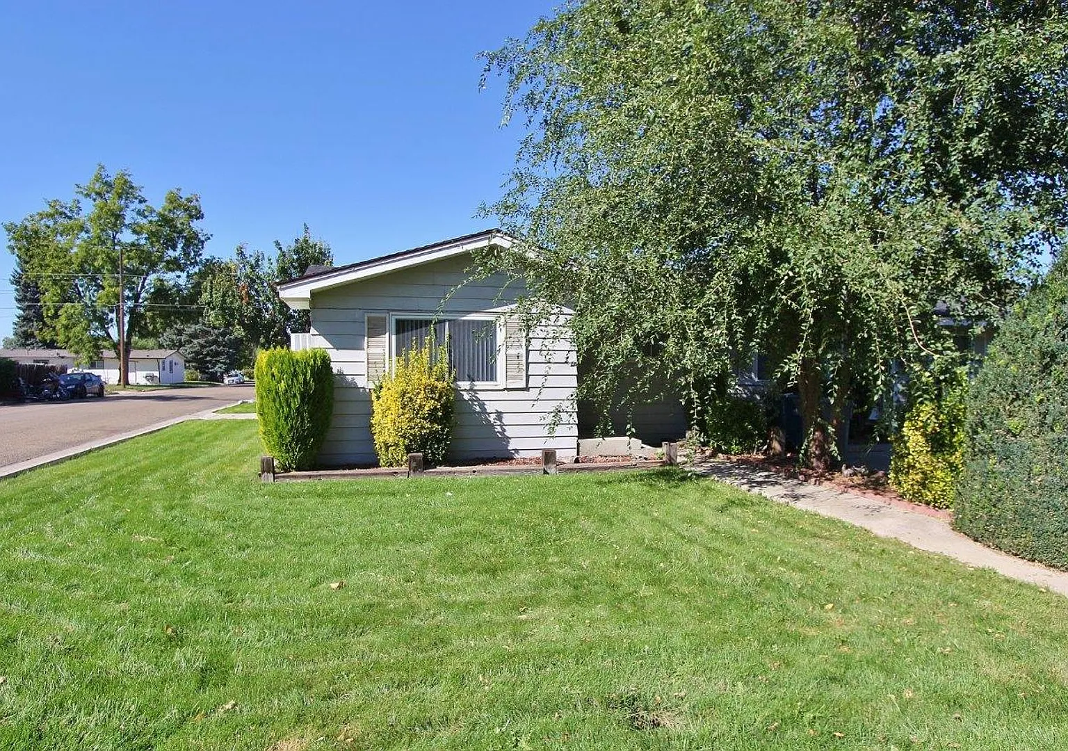 Quaint Single-Level Unit on Corner-Lot — Photo 2