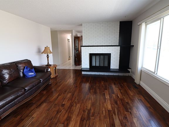 3rd image of 136 Greenstone Dr