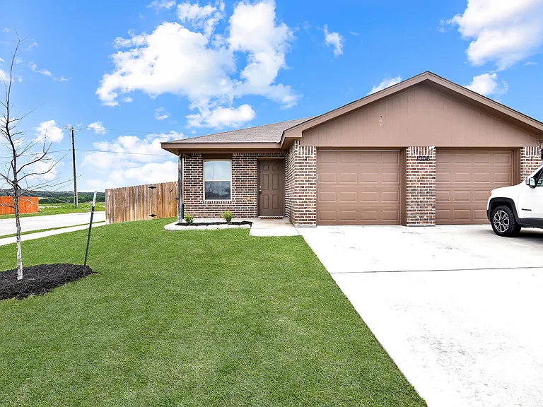 1006 Barbara Jordan St — Photo 26