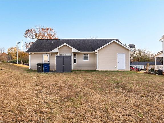4th image of 3565 Cortland Dr