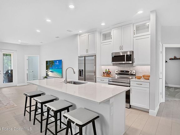 2nd image of 2291 Commodore Blvd