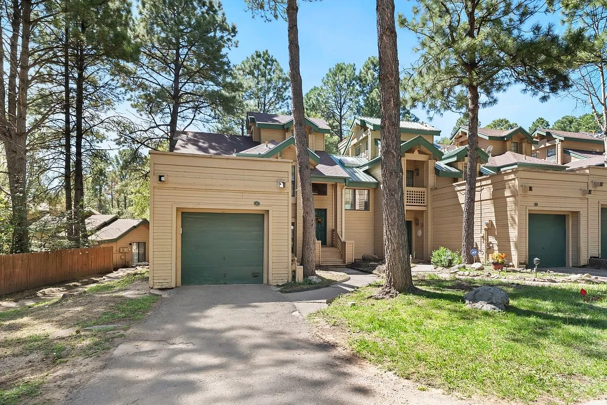 3 bed, 3.0 bath, 1467 sqft, $1,900 — Photo 1