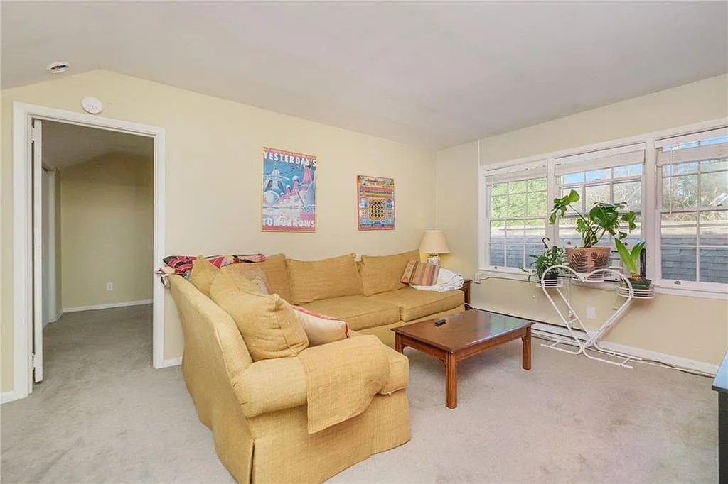 117 Chelsea Dr — Photo 2