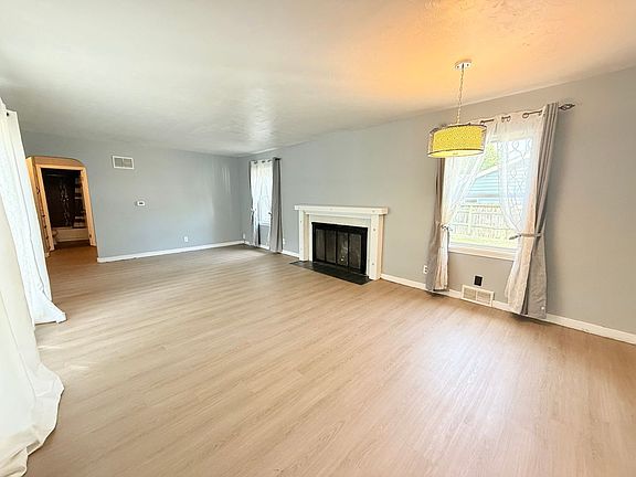 4th image of 31 University Ct