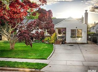 1052 Ott Ln, Merrick, NY 11566