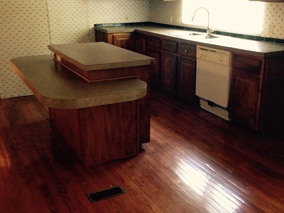 4th image of 545 Deerwood Dr