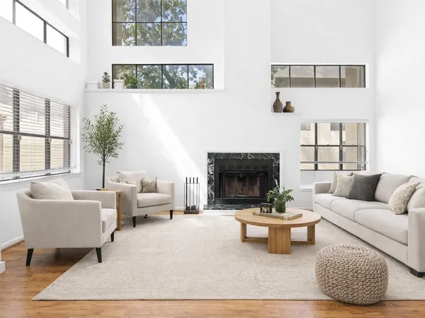 2440 Bering Dr, Houston, TX 77057