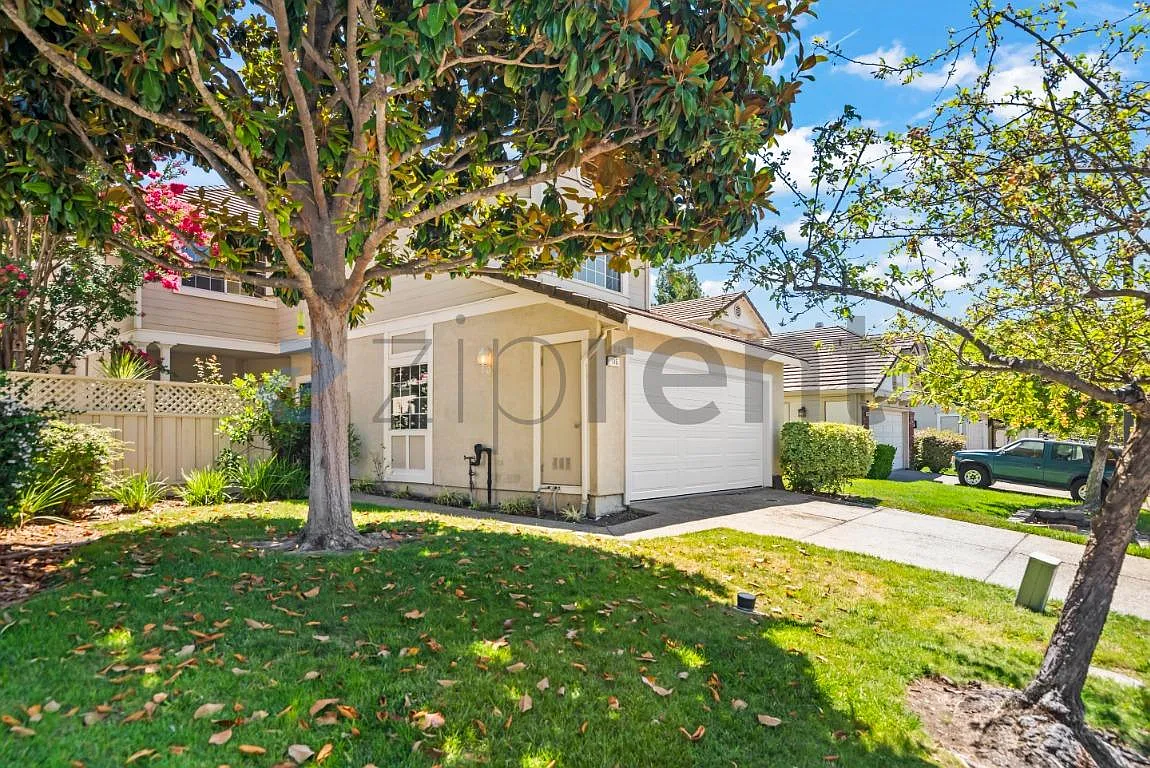 3 bed, 2.5 bath, 2486 sqft, $5,200 — Photo 2