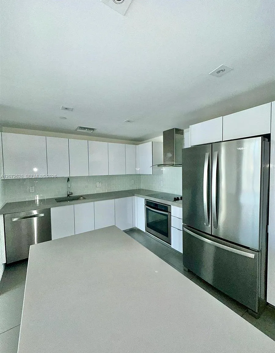 Canvas Condo — Photo 4