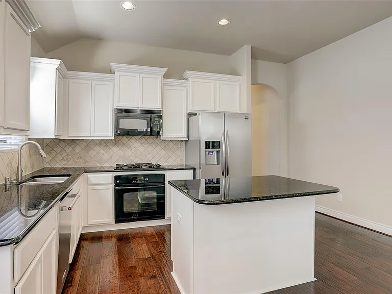 606 Sabinal St — Photo 9