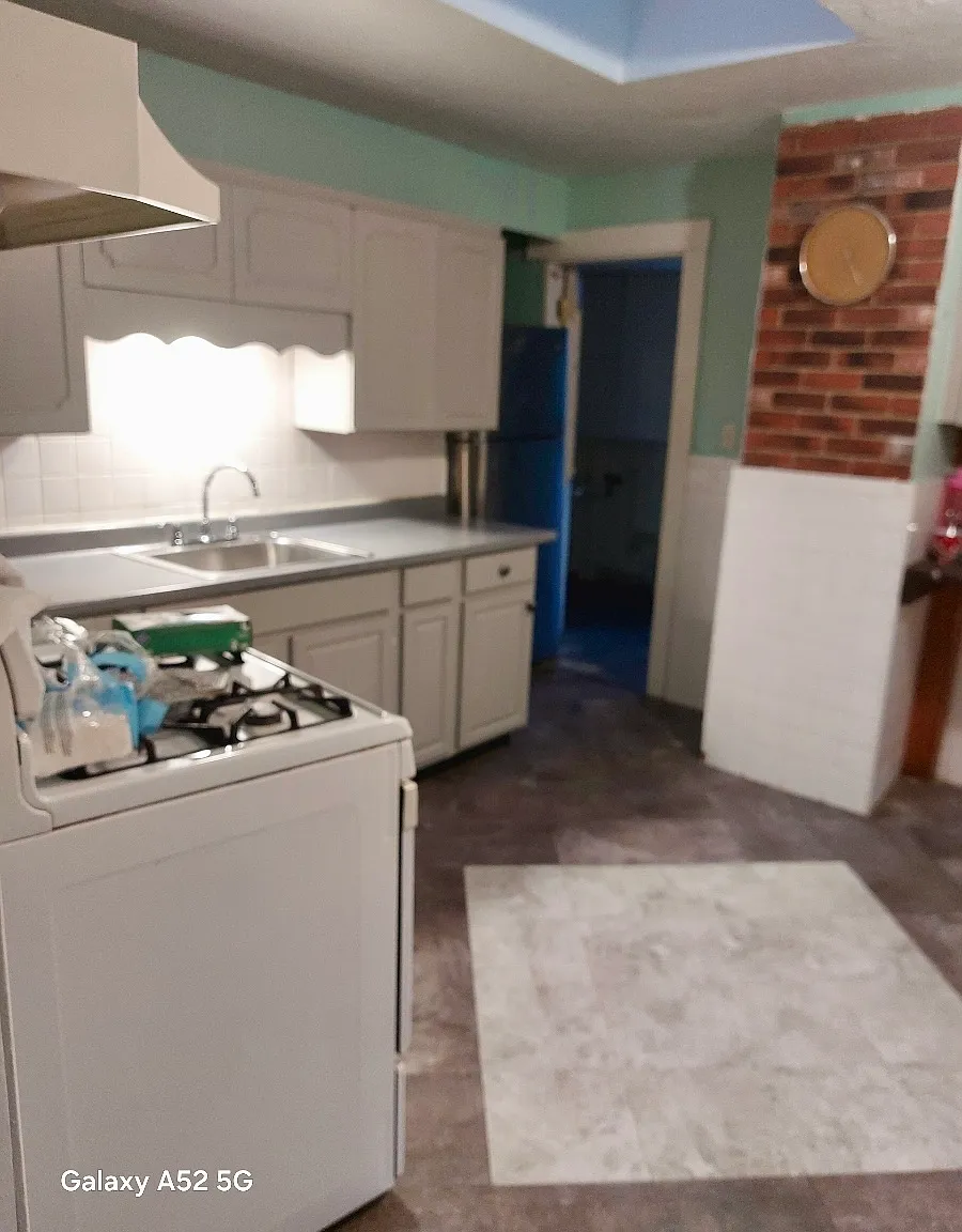 5 bed, 2.0 bath, 1100 sqft, $4,000 — Photo 2
