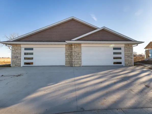 1027 Sage Oak Cir, Manchester, IA 52057