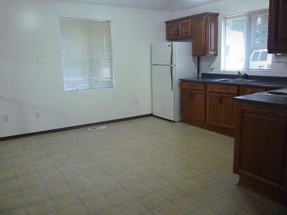 Huge kitchen with ample eating space newer cabinets and countertops-what a great deal!