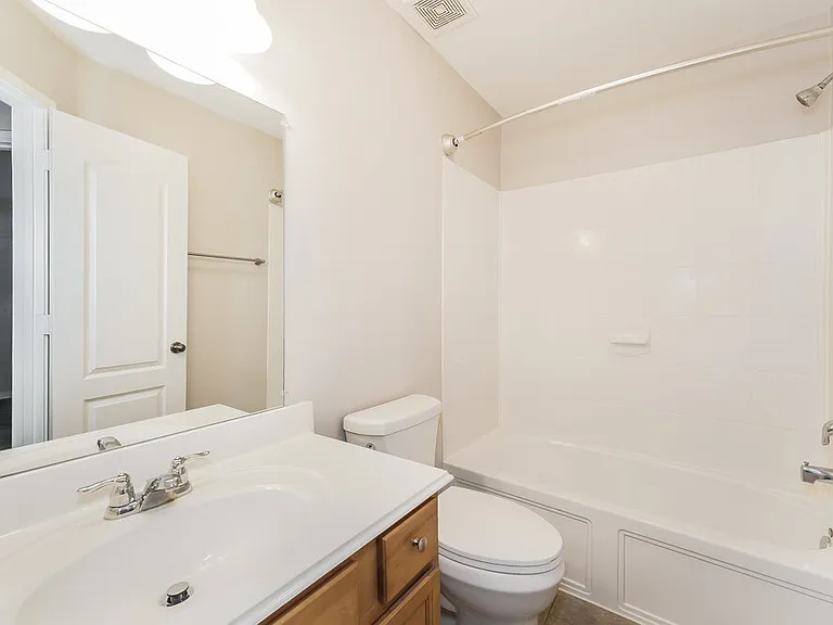 8011 Thorncroft Manor Ln — Photo 18