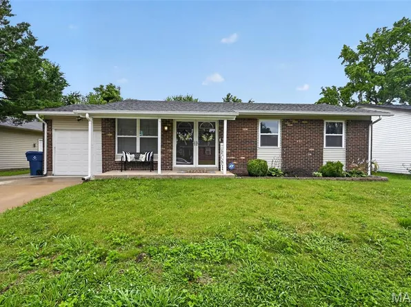 3027 Luxury Dr, Florissant, MO 63031