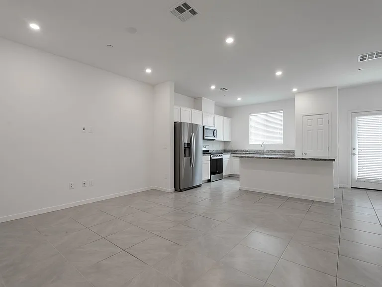 902 Bronzite St — Photo 21