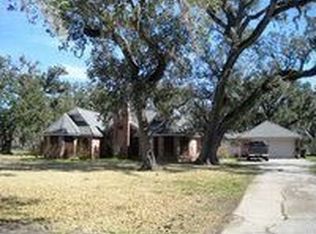 209 Country Rd, Baileys Prairie, TX 77515