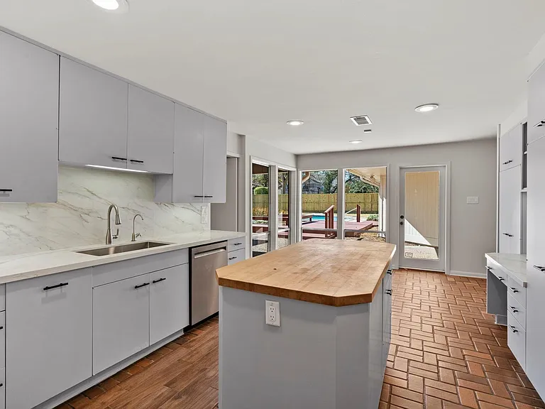 365 Piney Point Rd — Photo 11