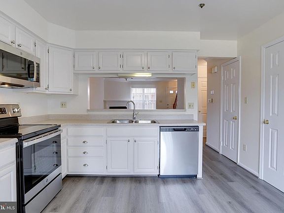 3rd image of 3050 S Glebe Rd