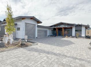 3126 NW Crossing Dr, Bend, OR 97703