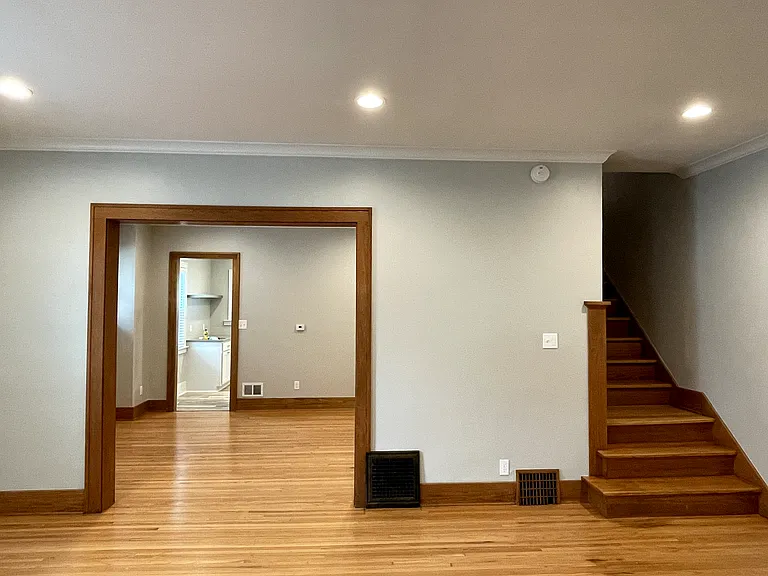 339 N 35th Ave — Photo 2